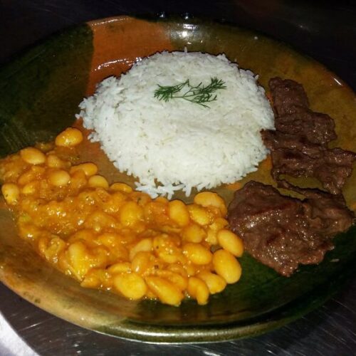 Arroz con Menestra y Carne Asada Ecuatoriano – plato típico ecuatoriano