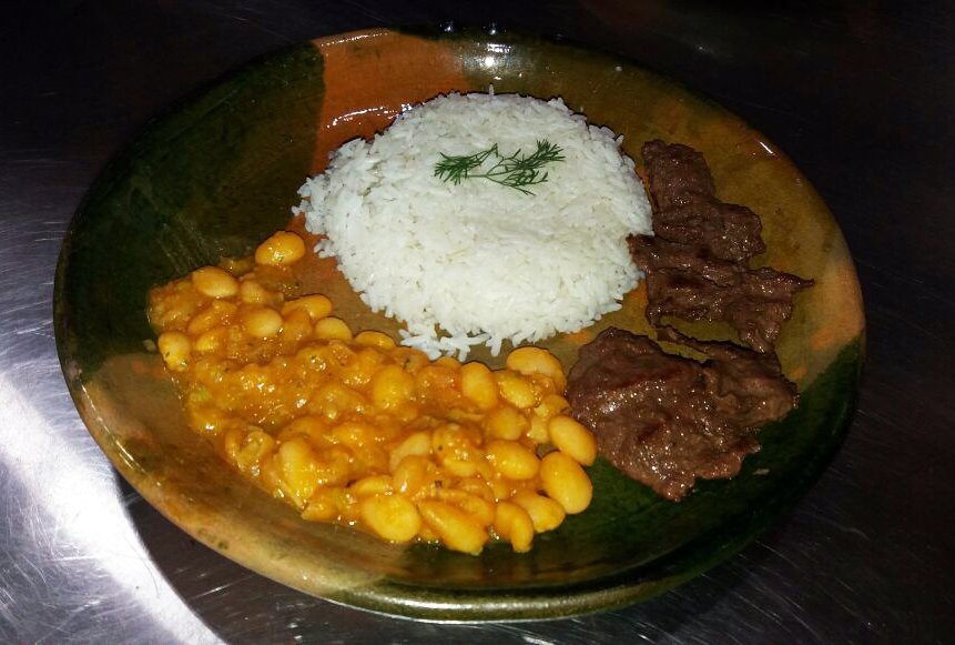 Arroz con Menestra y Carne Asada Ecuatoriano – plato típico ecuatoriano