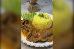 Bistec de carne en salsa con arroz amarillo y aguacate