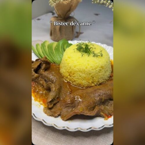 Bistec de carne en salsa con arroz amarillo y aguacate