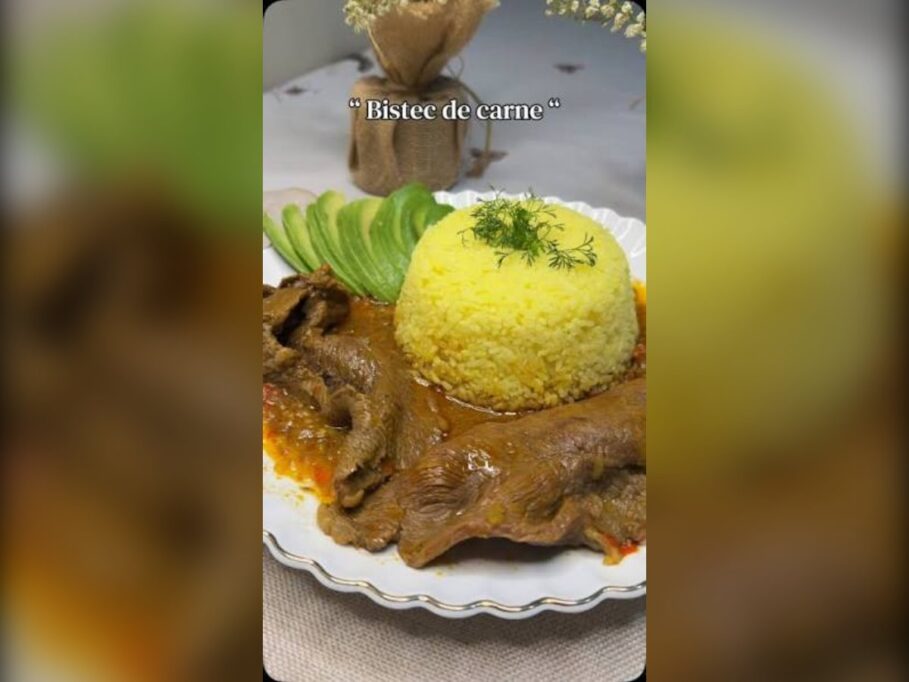 Bistec de carne en salsa con arroz amarillo y aguacate