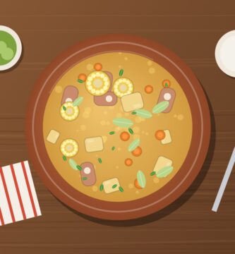 Caldo de chancho ecuatoriano con hueso de cerdo, papas, choclo y col
