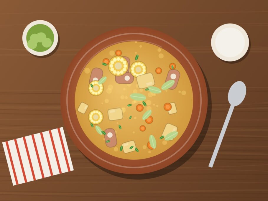 Caldo de chancho ecuatoriano con hueso de cerdo, papas, choclo y col