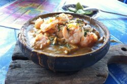 Cazuela de Pescado Manabita (Verde con Maní) – plato típico ecuatoriano