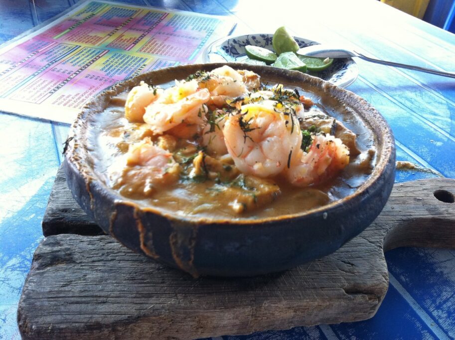 Cazuela de Pescado Manabita (Verde con Maní) – plato típico ecuatoriano