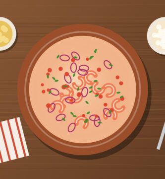 Ceviche de camarón ecuatoriano con canguil y chifles