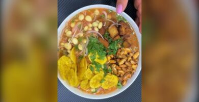Cevichocho con chochos, tostado, chifles y culantro