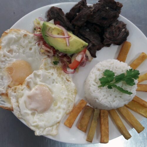 Churrasco Ecuatoriano con Huevo, Arroz y Papas Fritas – plato típico ecuatoriano