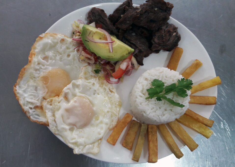Churrasco Ecuatoriano con Huevo, Arroz y Papas Fritas – plato típico ecuatoriano