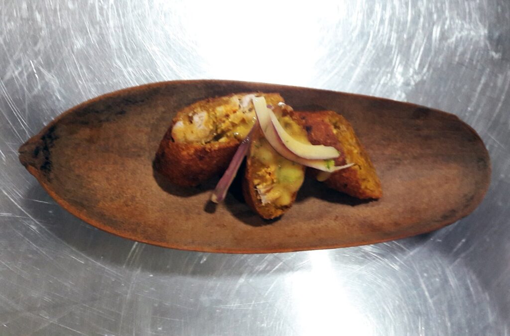 Corviche Manabita: Verde con Maní Relleno de Pescado – plato típico ecuatoriano