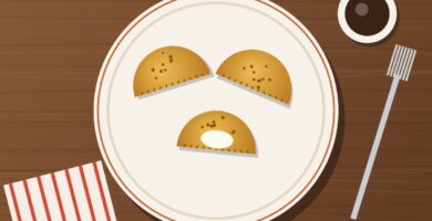 Empanadas de verde ecuatorianas rellenas de queso, con café