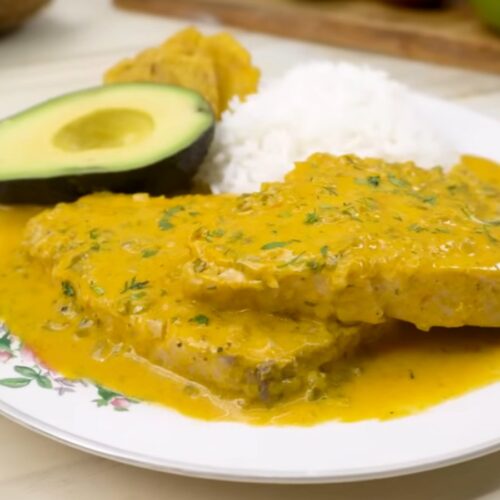 Encocado de pescado con arroz blanco y aguacate