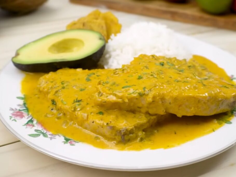 Encocado de pescado con arroz blanco y aguacate