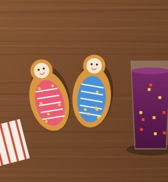 Guaguas de pan ecuatorianas decoradas con glaseado y un vaso de colada morada