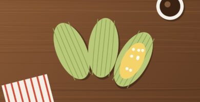 Humitas ecuatorianas en hoja de choclo, una abierta, con café