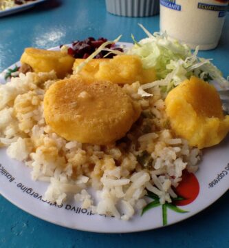 Llapingachos Ecuatorianos con Salsa de Maní – plato típico ecuatoriano