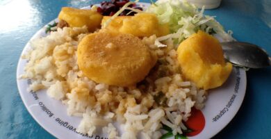 Llapingachos Ecuatorianos con Salsa de Maní – plato típico ecuatoriano