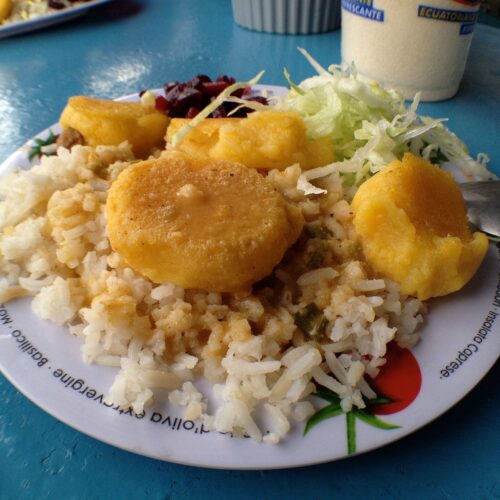 Llapingachos Ecuatorianos con Salsa de Maní – plato típico ecuatoriano