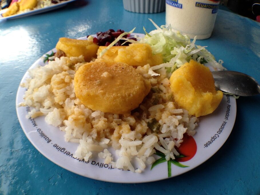 Llapingachos Ecuatorianos con Salsa de Maní – plato típico ecuatoriano