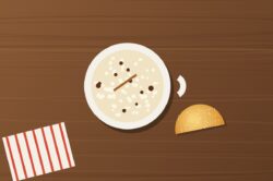Taza de morocho ecuatoriano con canela y una empanada de viento