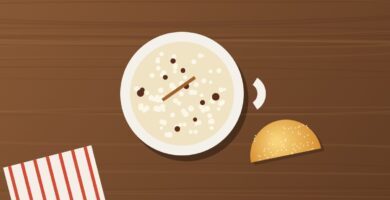 Taza de morocho ecuatoriano con canela y una empanada de viento