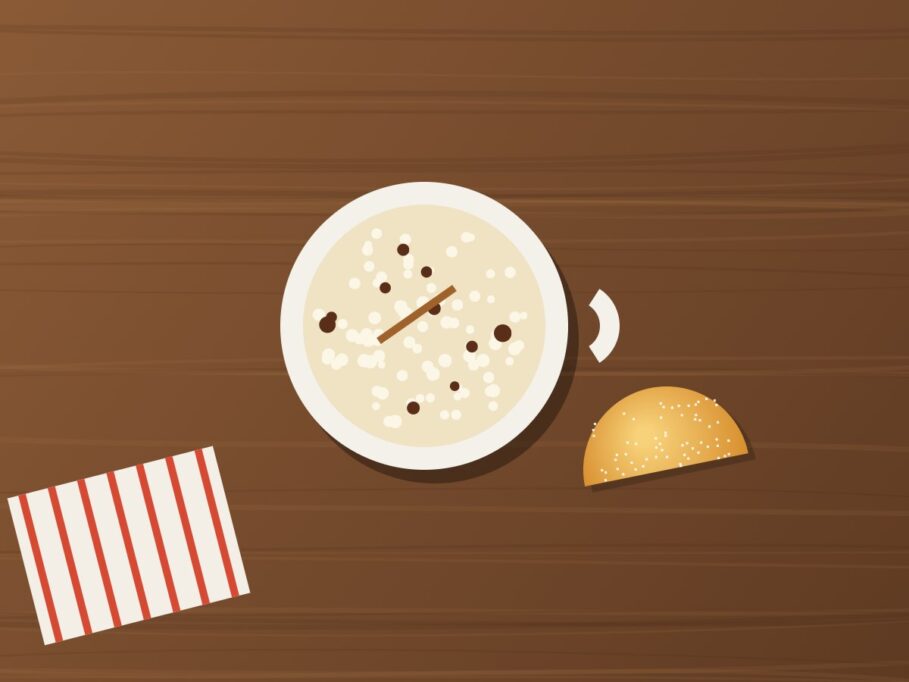 Taza de morocho ecuatoriano con canela y una empanada de viento