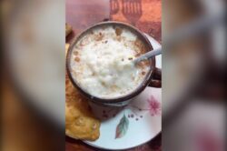 Taza de morocho con leche y canela