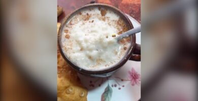 Taza de morocho con leche y canela