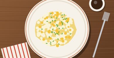 Mote pillo cuencano con huevo y cebolla, con café