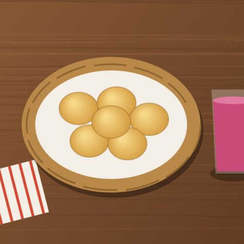 Panes de yuca ecuatorianos en una canasta con un vaso de yogurt