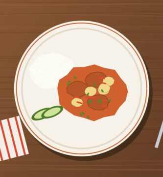 Pollo al jugo ecuatoriano con papas, arroz y aguacate