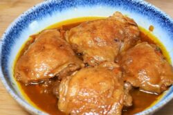 Pollo al jugo con presas de pollo en su salsa