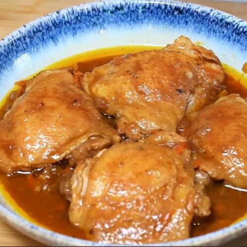 Pollo al jugo con presas de pollo en su salsa