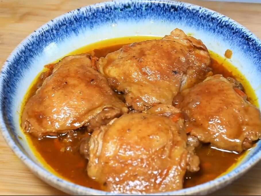 Pollo al jugo con presas de pollo en su salsa