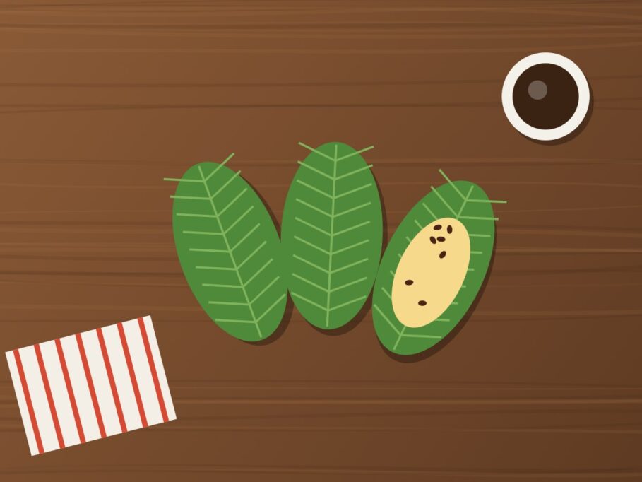 Quimbolitos ecuatorianos en hoja de achira, uno abierto con pasas, y café