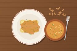 Salsa de maní ecuatoriana sobre papas, con un tazón de salsa y maní tostado