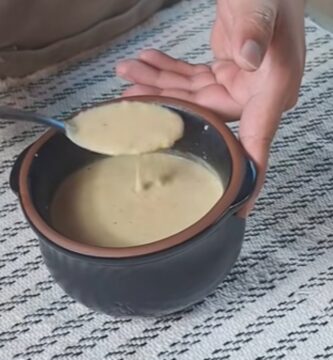 Salsa de maní ecuatoriana servida en un tazón