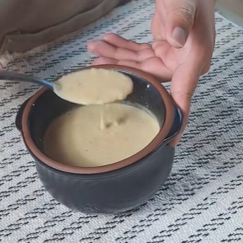 Salsa de maní ecuatoriana servida en un tazón