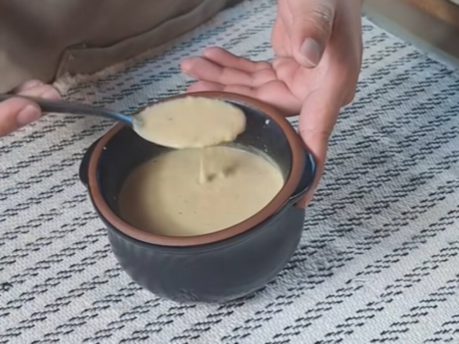 Salsa de maní ecuatoriana servida en un tazón