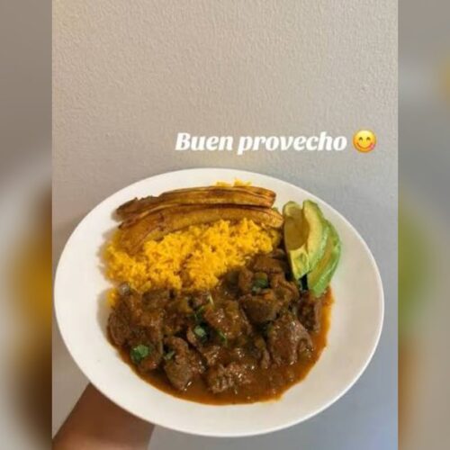 Seco de carne con arroz amarillo, maduro y aguacate