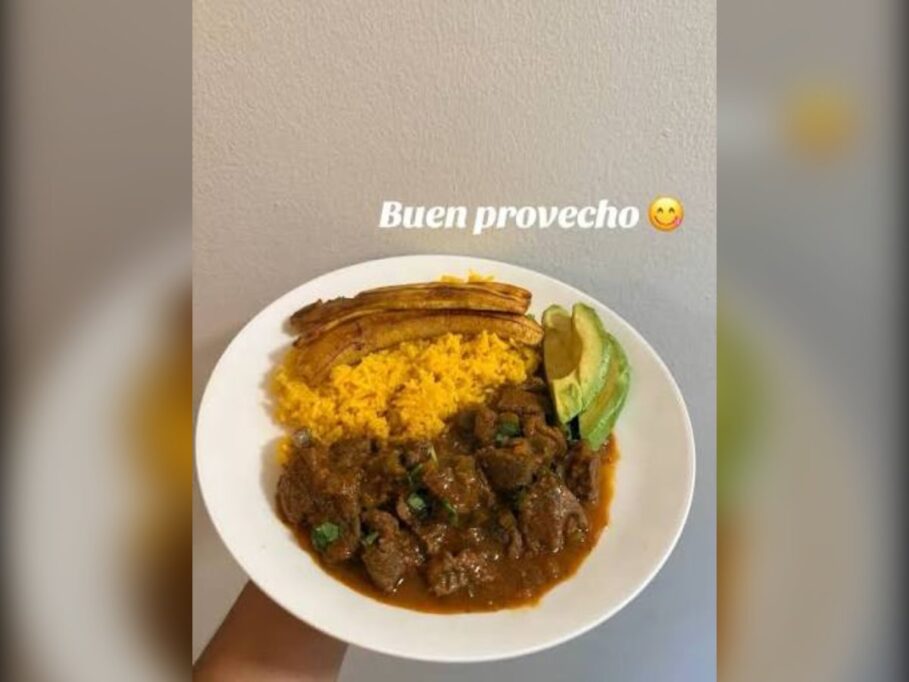 Seco de carne con arroz amarillo, maduro y aguacate