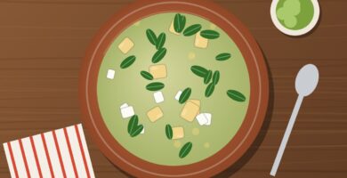 Sopa de nabo ecuatoriana con papas, hojas de nabo y queso fresco