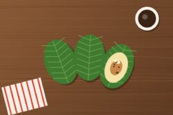 Tamales ecuatorianos en hoja de achira, uno abierto con relleno, y café