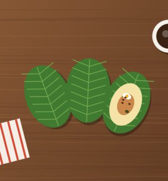 Tamales ecuatorianos en hoja de achira, uno abierto con relleno, y café