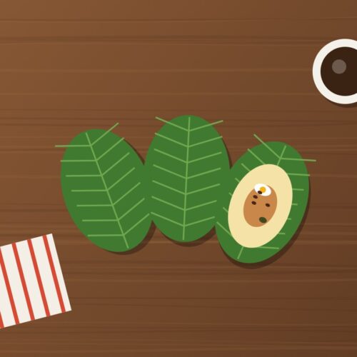 Tamales ecuatorianos en hoja de achira, uno abierto con relleno, y café